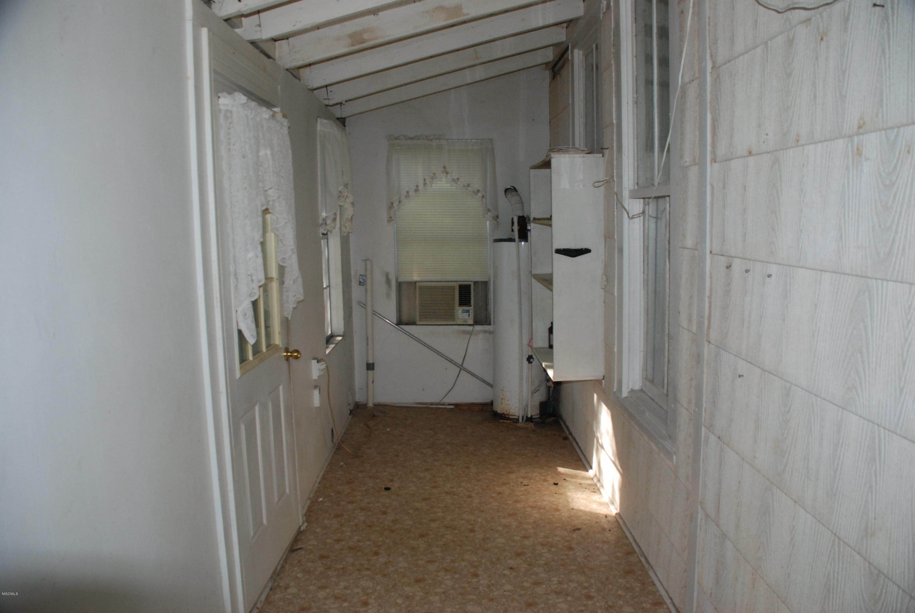 511 Old Pass Road West Long Beach, MS 39560 - Photo 3 of 18 2 - Laundry Room