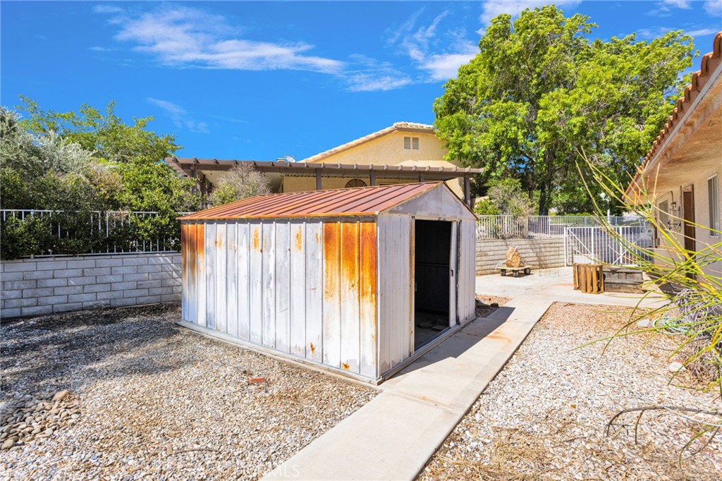18588 Kamana Road Apple Valley, CA 92307 - Photo 40 of 47