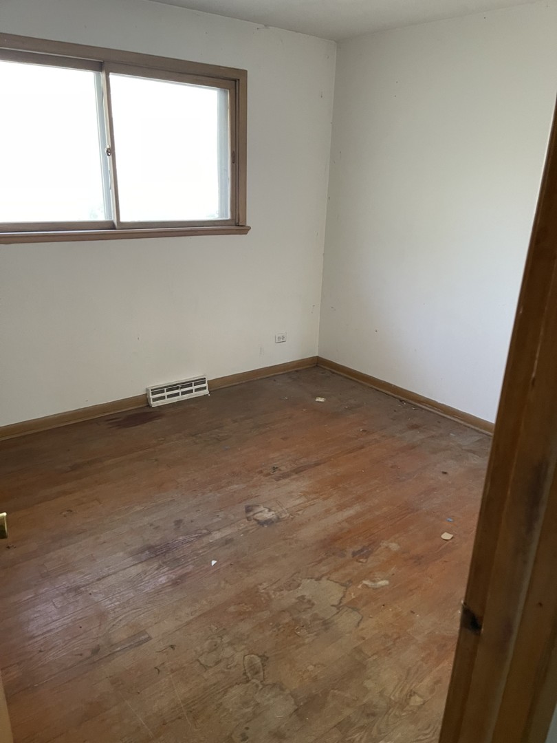 441 East Adams Street Elmhurst, IL 60126 - Photo 11 of 20 an empty room with a window