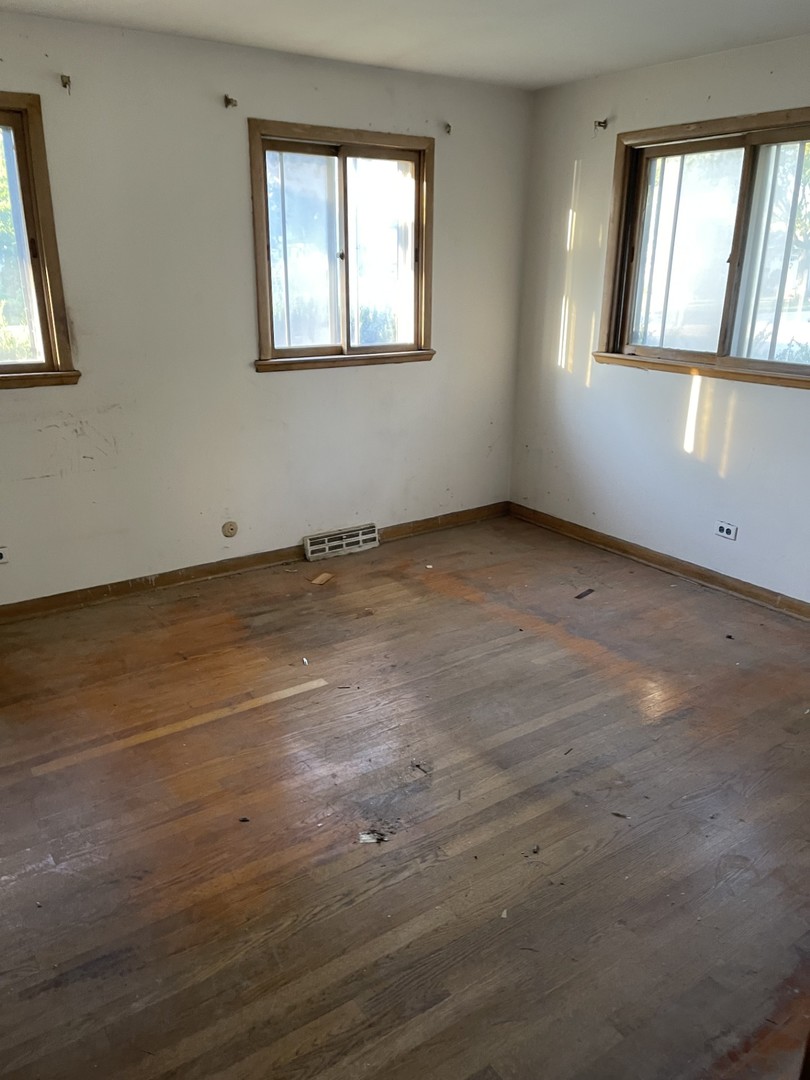 441 East Adams Street Elmhurst, IL 60126 - Photo 13 of 20 an empty room with a window