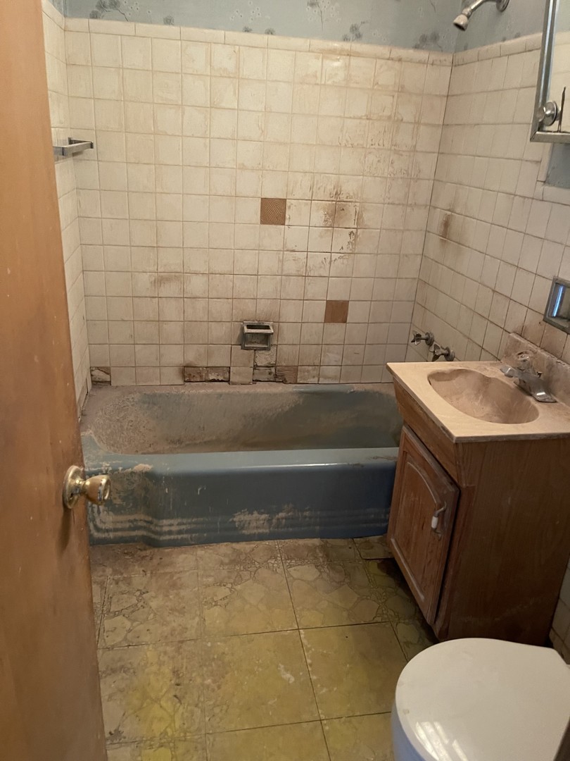 441 East Adams Street Elmhurst, IL 60126 - Photo 15 of 20 a bathroom with a sink a toilet and shower