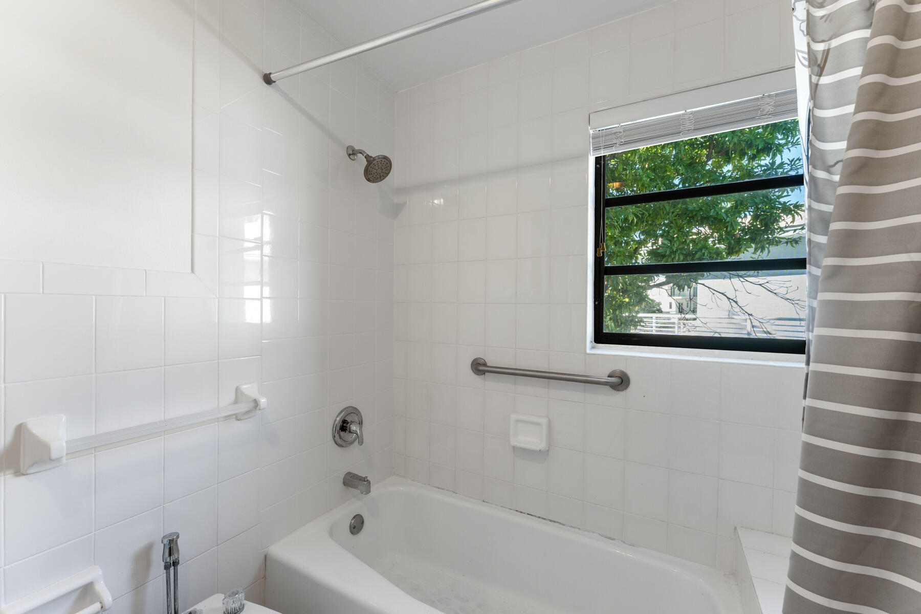 184 Bahama Avenue Key Largo, FL 33037 - Photo 38 of 72 Shower Detail