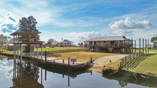 a view of a swimming pool with seating space