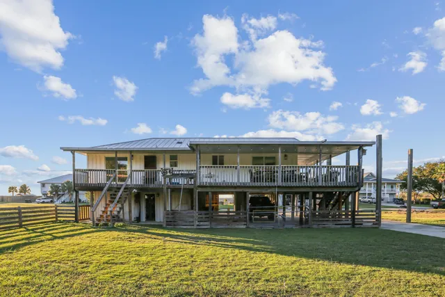 a view of a swimming pool with seating space