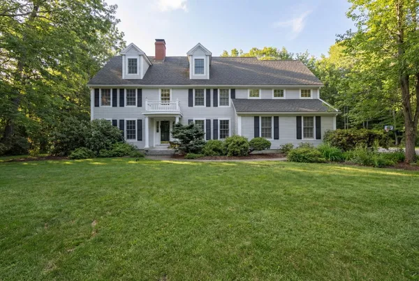 $1,599,000 | 10 Susan Lane, Falmouth, ME 04105