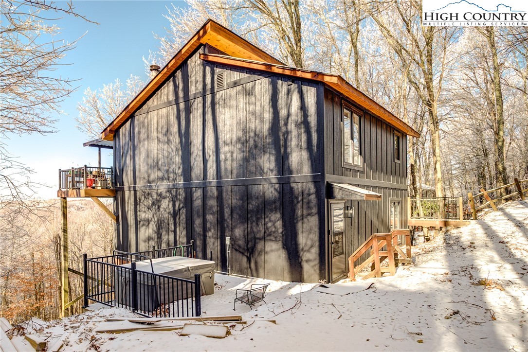523 Pine Ridge Road Beech Mountain, NC 28604 - Photo 5 of 42 a backyard of a house with table and chairs