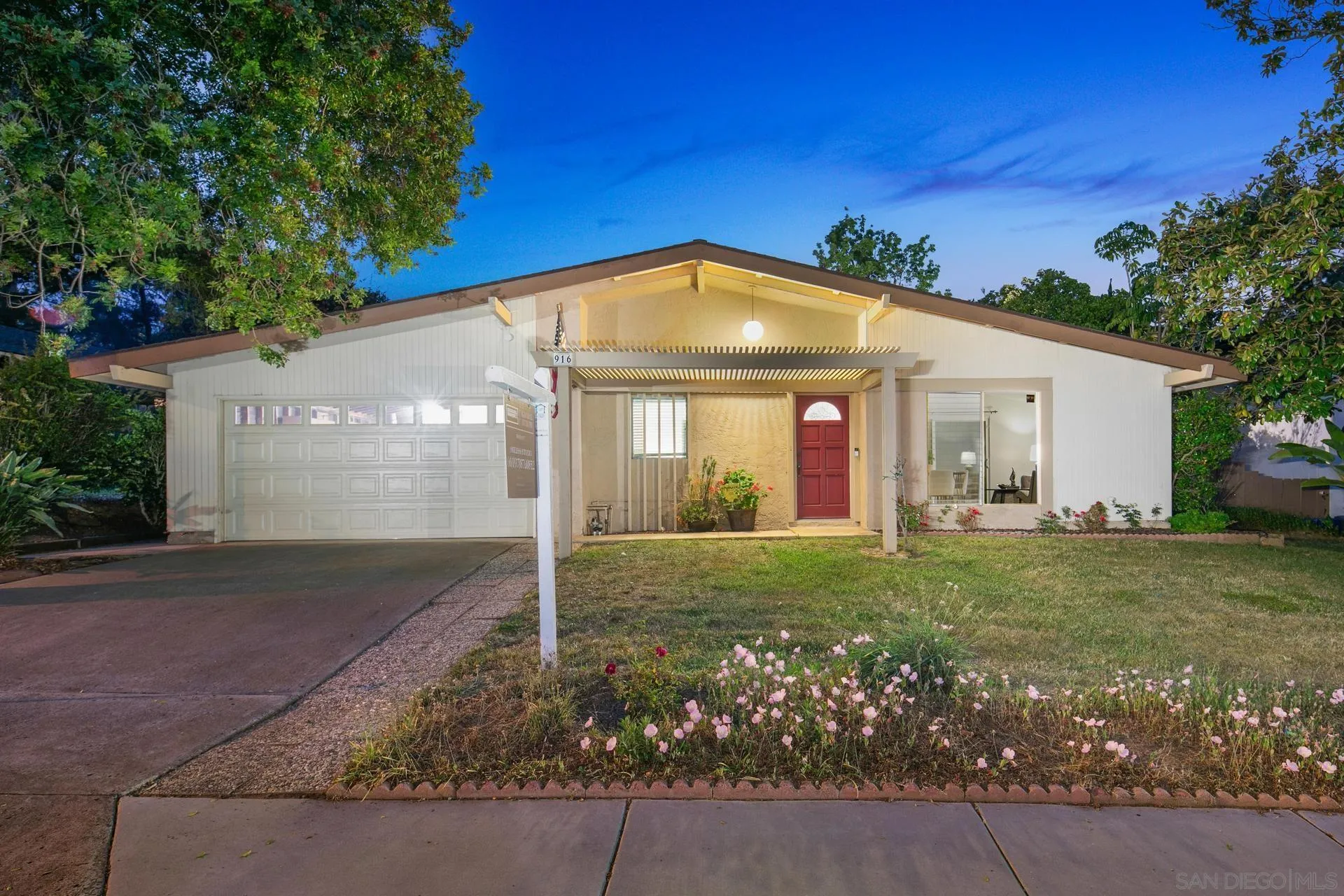 a view of a house with backyard