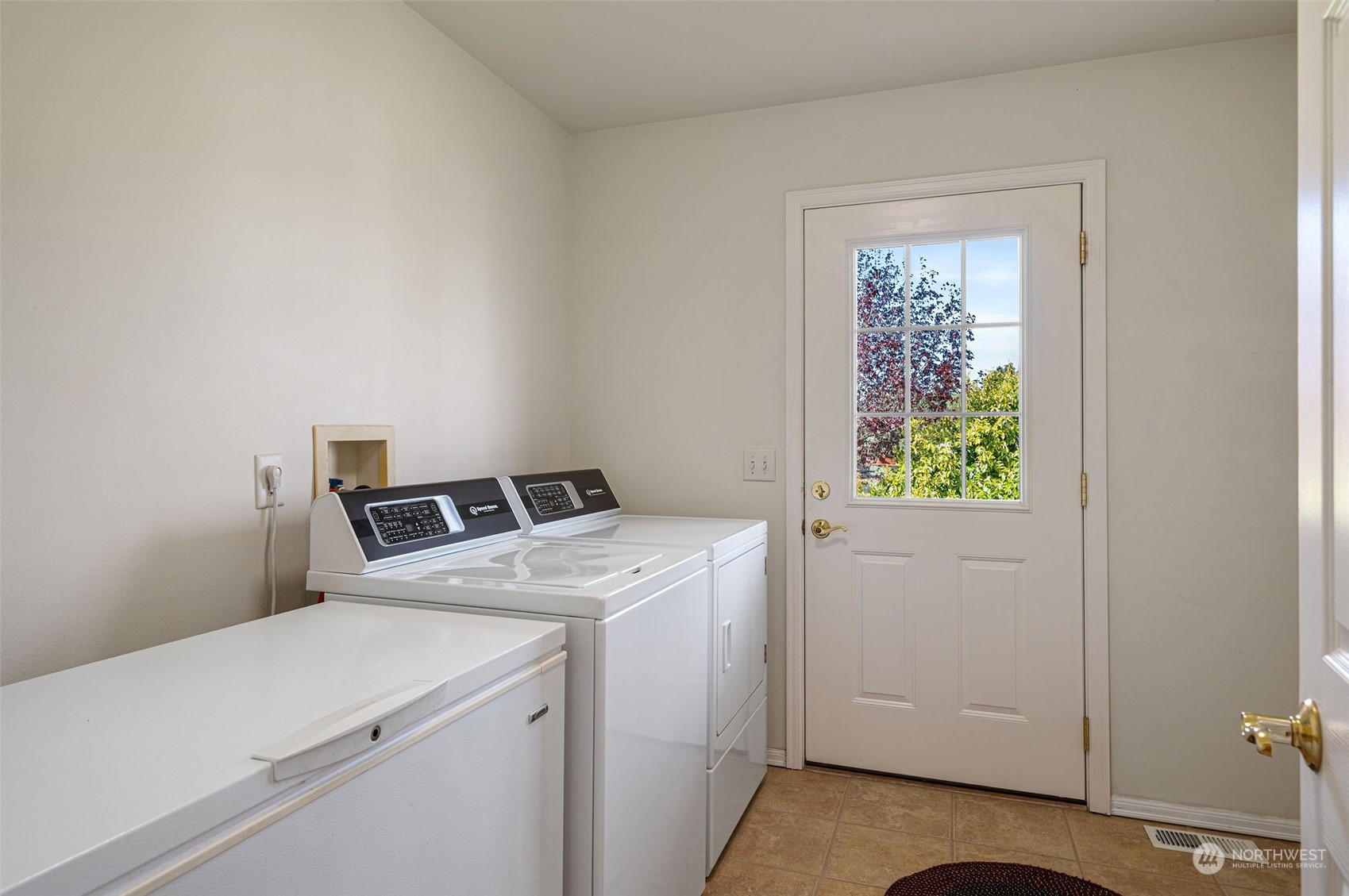 600 North Priest Road Sequim, WA 98382 - Photo 31 of 40 a utility room with dryer and washer