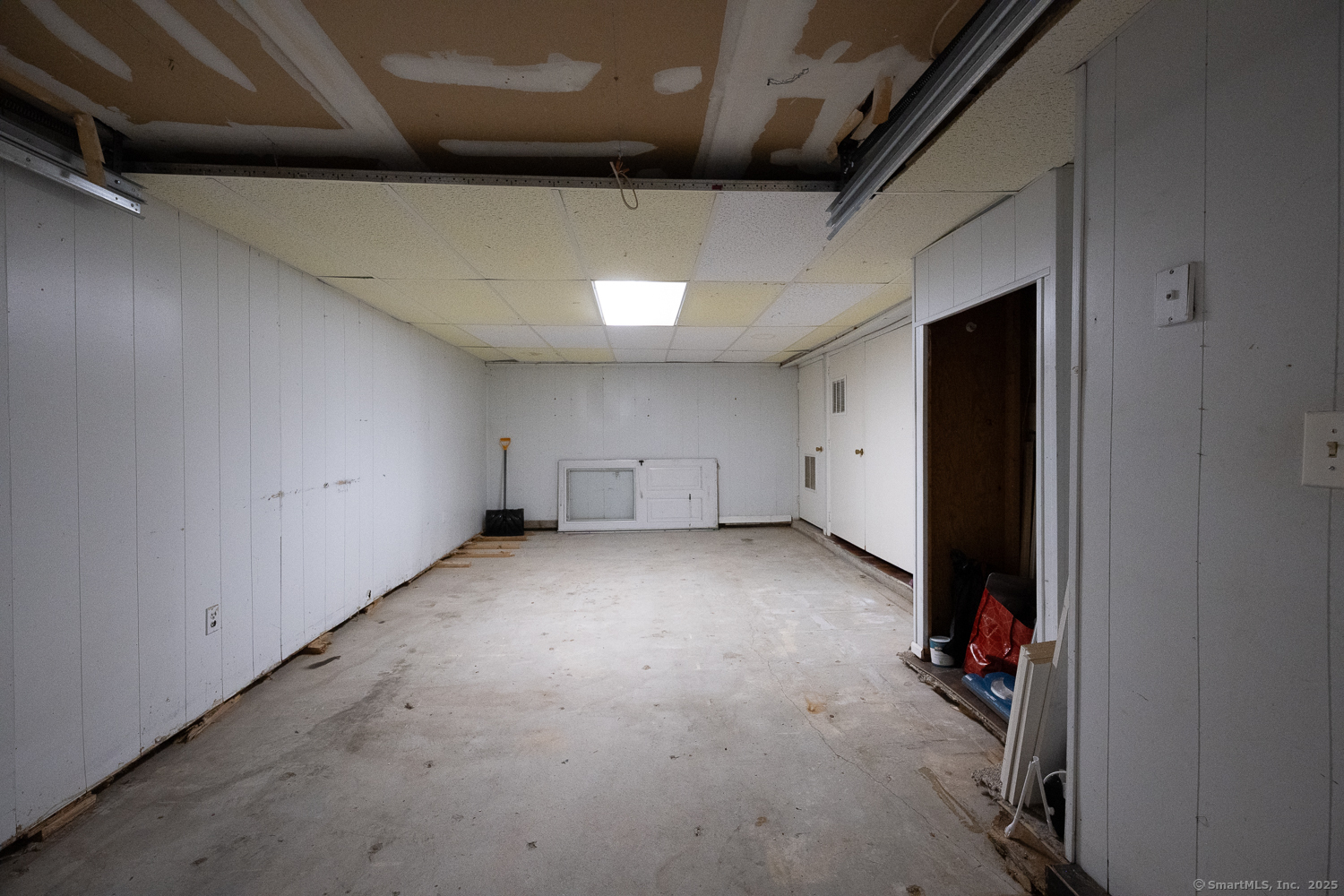 346 Forbes Avenue, Unit 346 New Haven, CT 06512 - Photo 12 of 15 a view of a garage