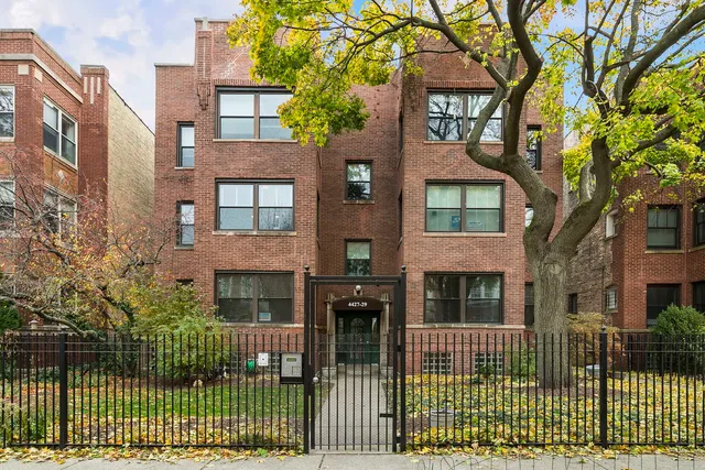 $575,000 | 4429 North Beacon Street, Unit 2N, Chicago, IL 60640