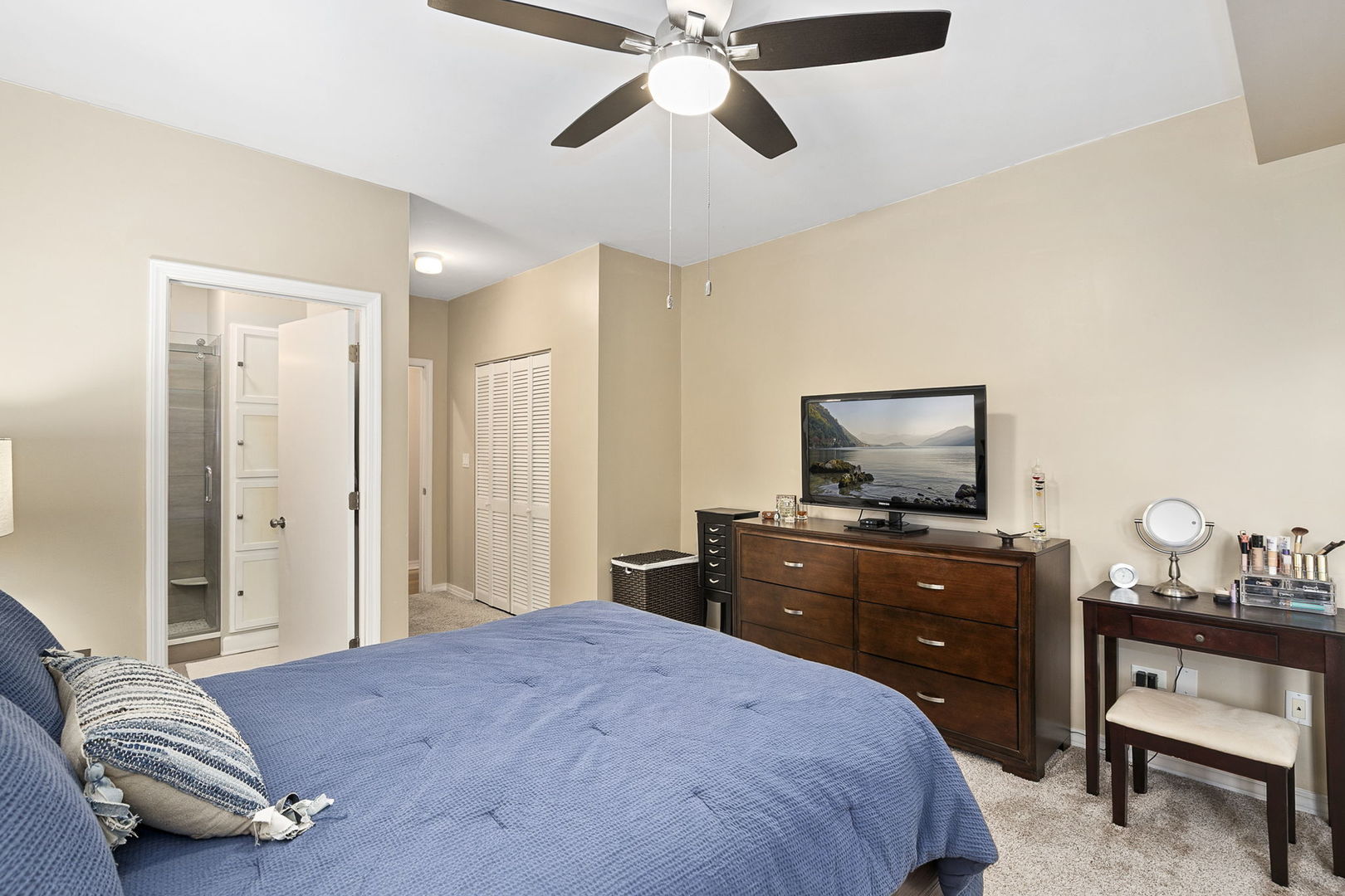 4429 North Beacon Street, Unit 2N Chicago, IL 60640 - Photo 20 of 32 a bedroom with a bed and a chandelier