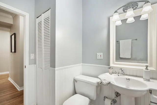 $575,000 | 4429 North Beacon Street, Unit 2N, Chicago, IL 60640