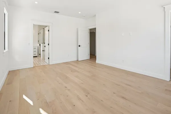 a view of a big room with closet and mirror