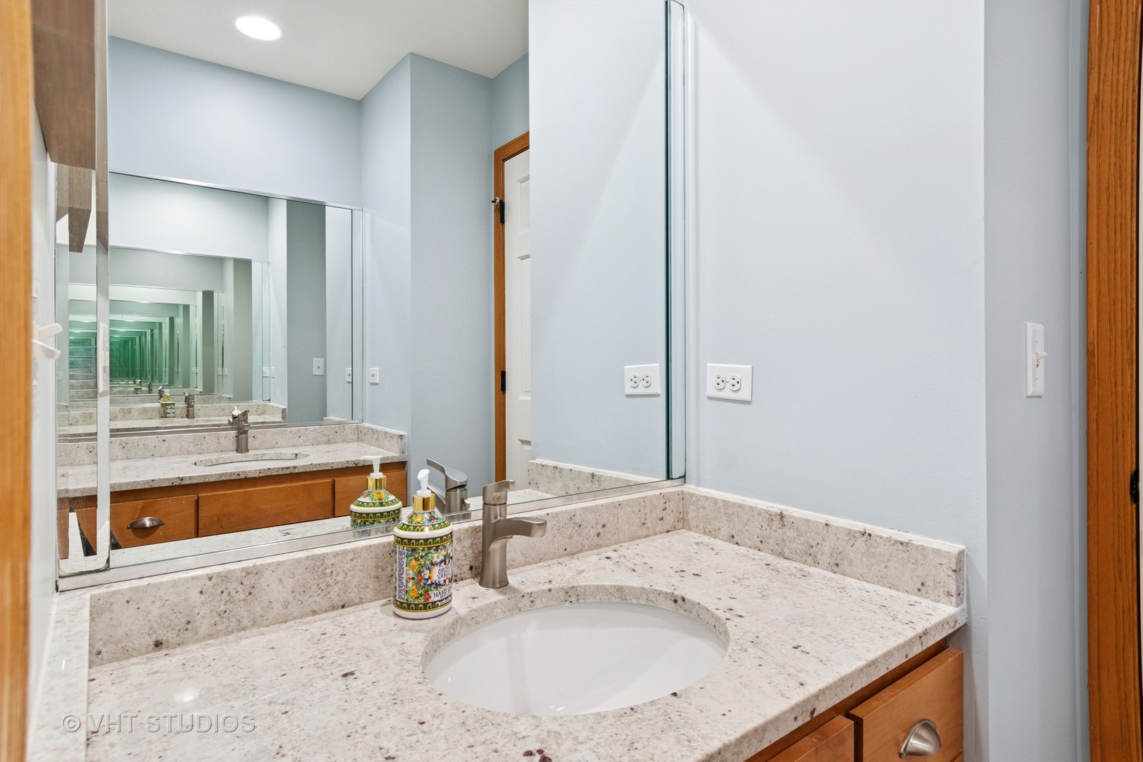 2124 Wicklow Road Naperville, IL 60564 - Photo 22 of 35 a bathroom with a tub and a sink