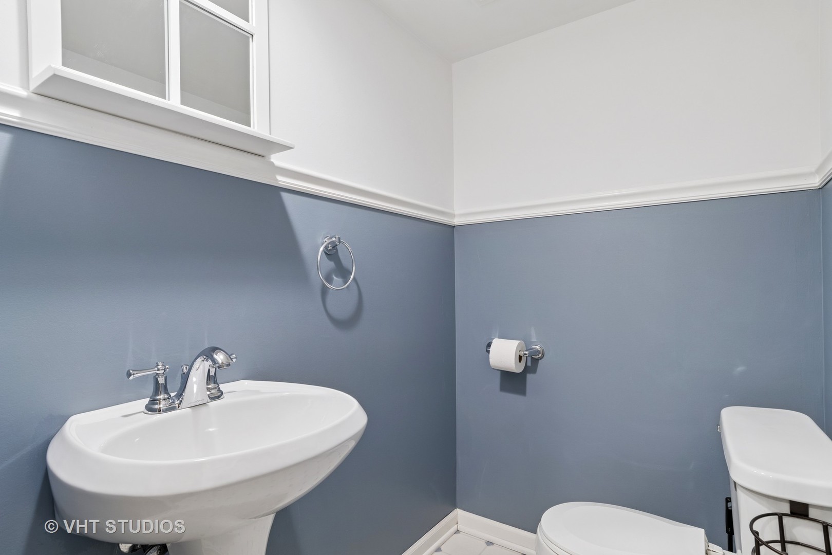 2124 Wicklow Road Naperville, IL 60564 - Photo 28 of 35 a bathroom with a sink a toilet and mirror