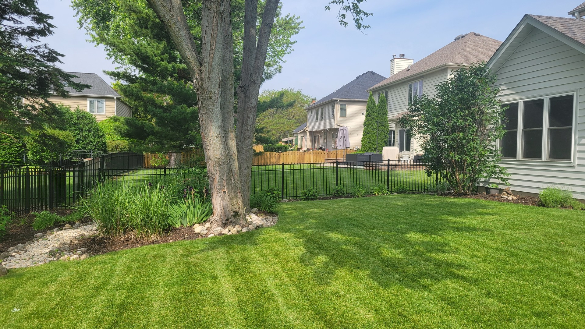 2124 Wicklow Road Naperville, IL 60564 - Photo 34 of 35 a view of a back yard