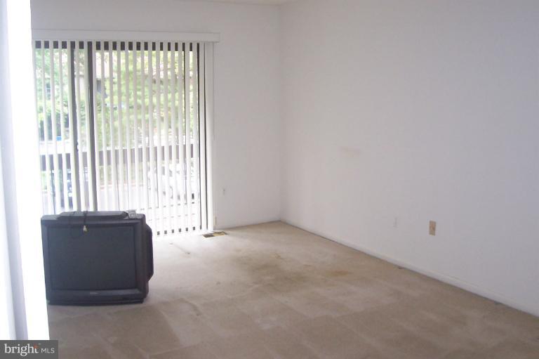 11614 Newbridge Court Reston, VA 20191 - Photo 2 of 16 an empty room with windows