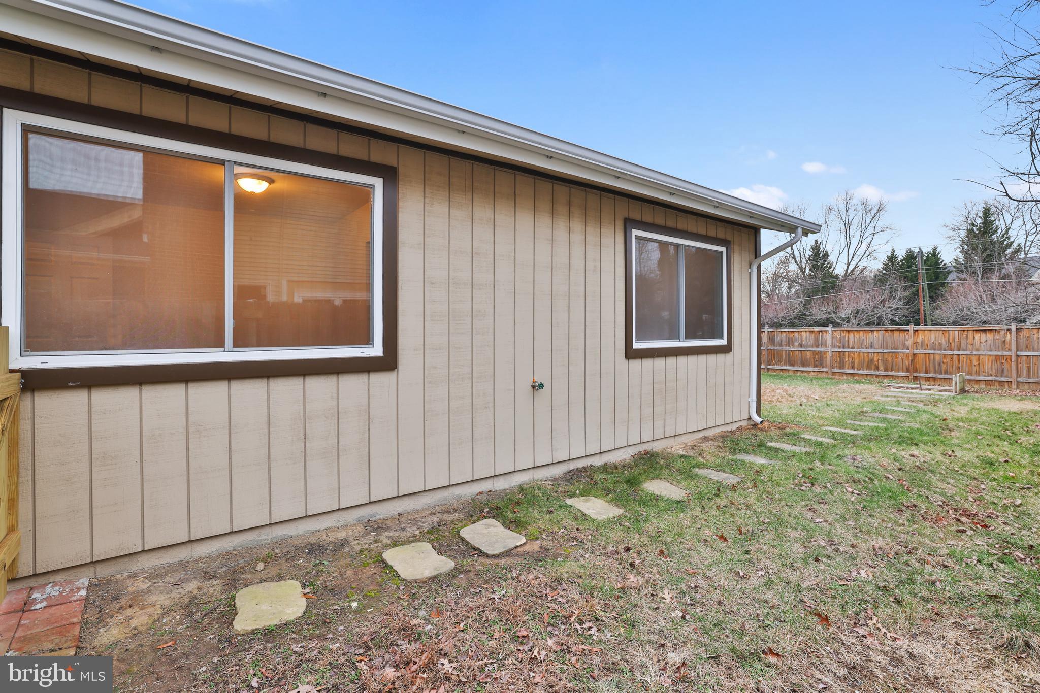 36 Thrush Road Sterling, VA 20164 - Photo 7 of 35 a backyard of a house