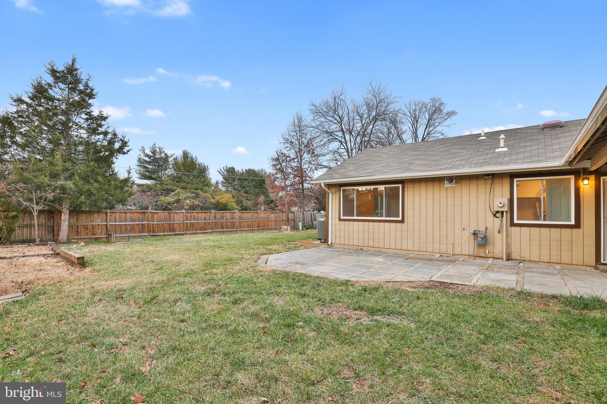 36 Thrush Road Sterling, VA 20164 - Photo 9 of 35 a backyard of a house with lots of green space