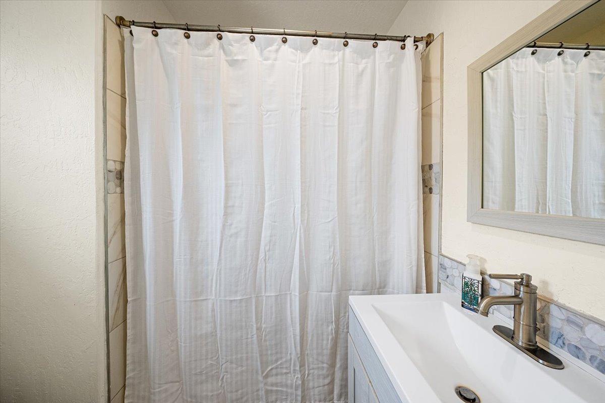 2227 Swansboro Road Placerville, CA 95667 - Photo 21 of 59 a bathroom with a sink and a tub