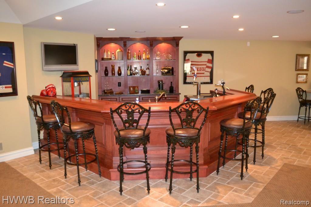 5555 North Livernois Road Rochester, MI 48306 - Photo 39 of 99 Basement bar