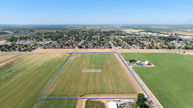 a view of a tennis court