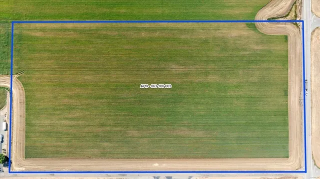 a view of a swimming pool and lake