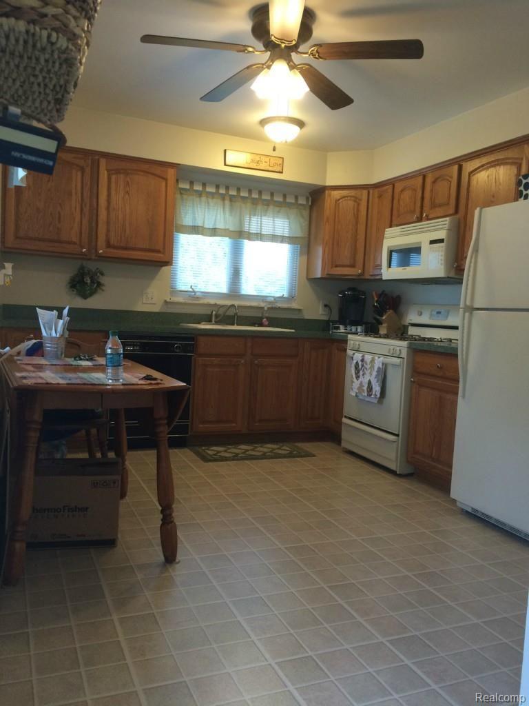 2315 Oakcrest Road Sterling Heights, MI 48310 - Photo 6 of 21 272.jpg