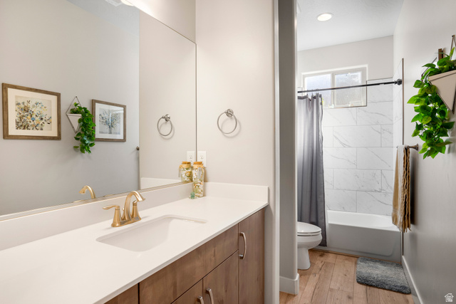 456 South Subway Hurricane, UT 84737 - Photo 32 of 46 Full Bath 2 - Love the door diving sinks, form toilet and tub/shower
