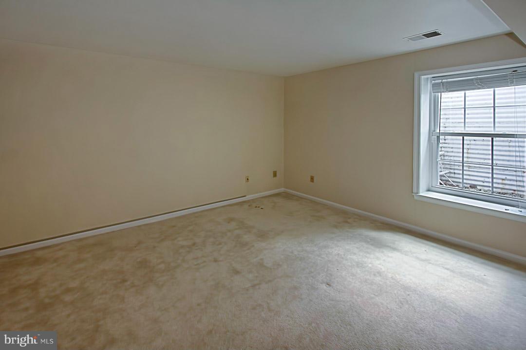 1548 Deer Point Way Reston, VA 20194 - Photo 25 of 29 Bedroom