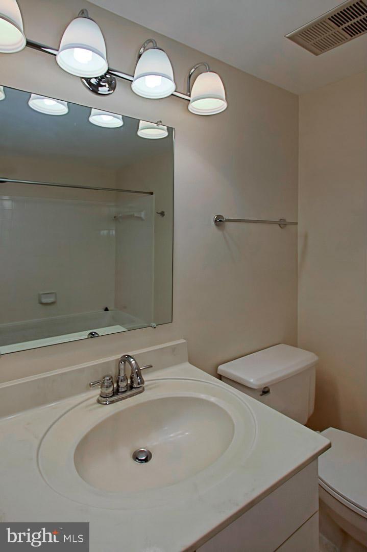 1548 Deer Point Way Reston, VA 20194 - Photo 26 of 29 Bath