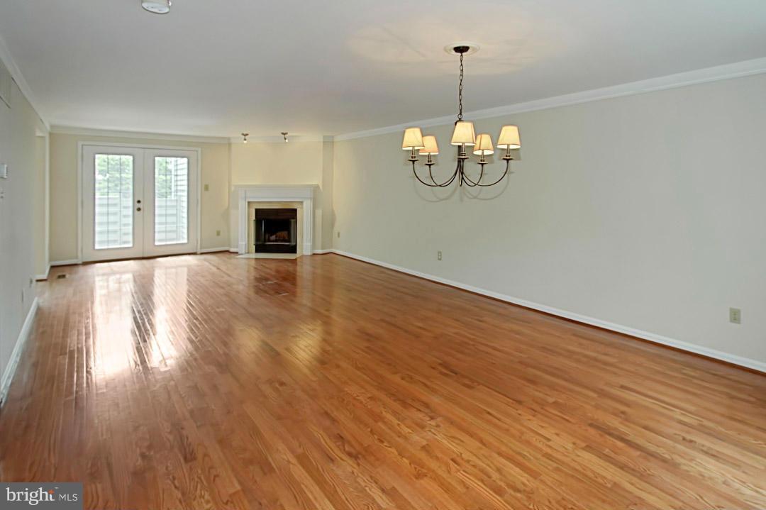 1548 Deer Point Way Reston, VA 20194 - Photo 6 of 29 Living Room