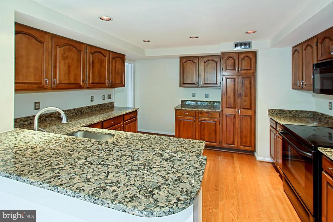 1548 Deer Point Way Reston, VA 20194 - Photo 8 of 29 Kitchen