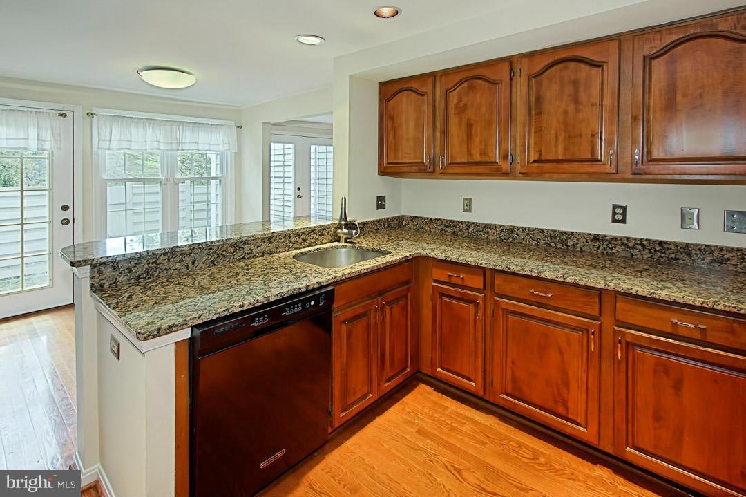 1548 Deer Point Way Reston, VA 20194 - Photo 9 of 29 Kitchen