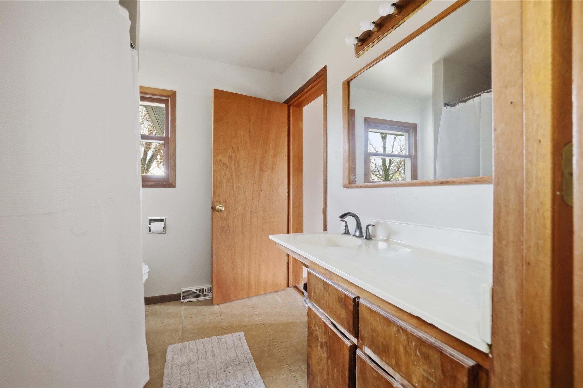 N8838 County Road East East Troy, WI 53120 - Photo 20 of 26 Full Main Bath