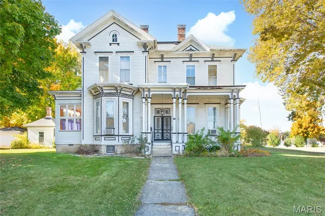 $189,900 | 109 North 4th Street, Carrollton, IL 62016