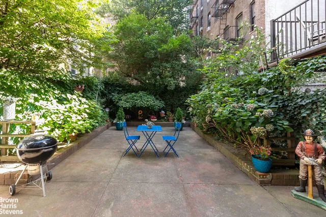 a bench is sitting in the middle of a yard