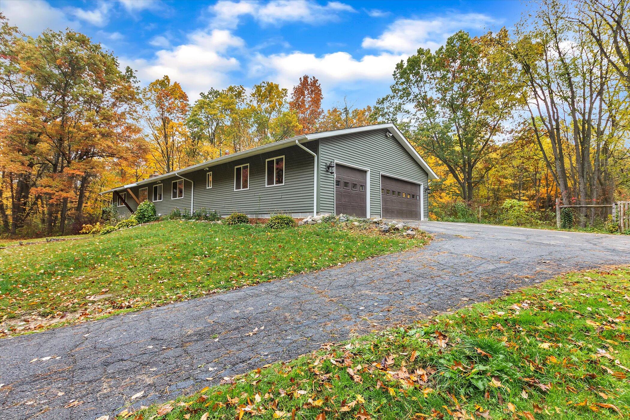 1100 North Kellogg Road Howell, MI 48843 - Photo 3 of 50 Circle Driveway