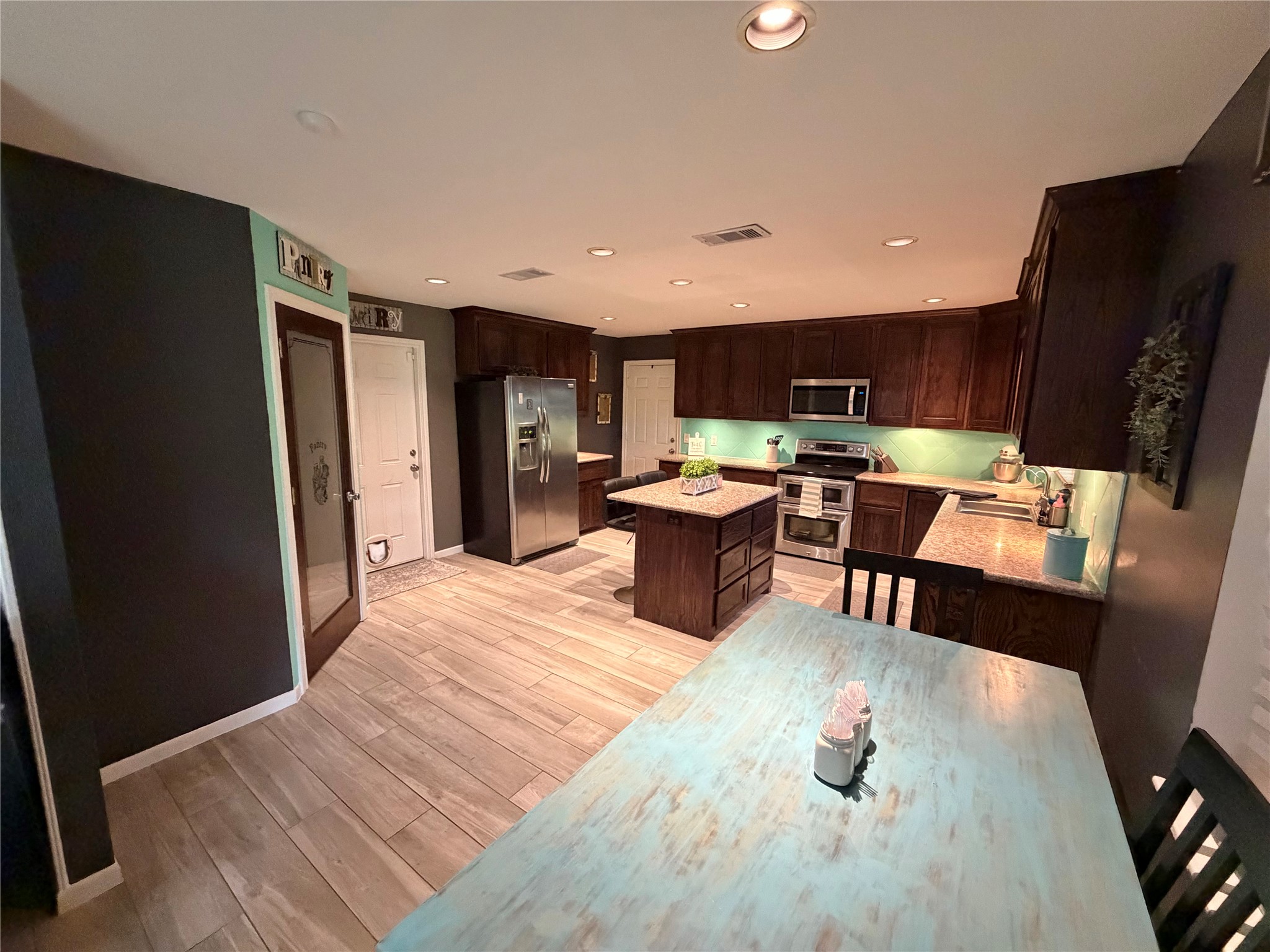 905 Southside Drive Angleton, TX 77515 - Photo 8 of 27