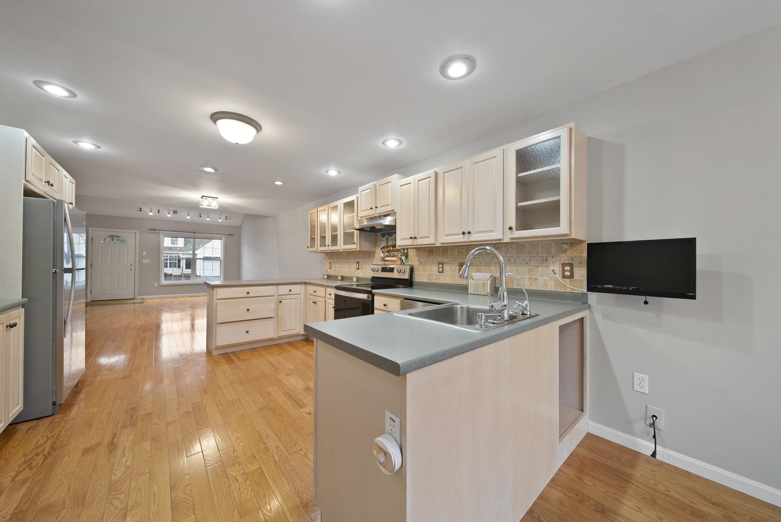 81 Pleasant Street Windham, NH 03087 - Photo 6 of 37