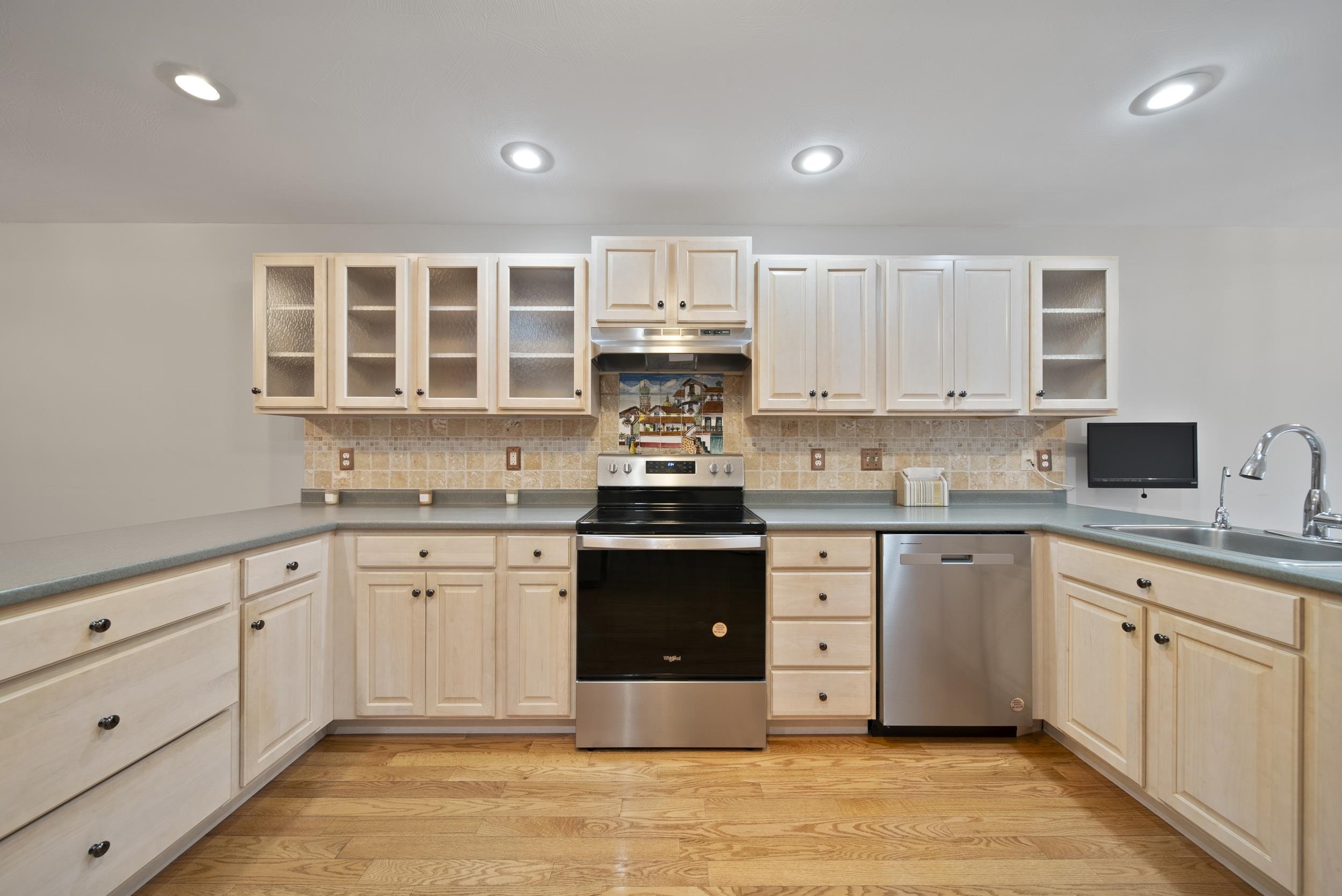 81 Pleasant Street Windham, NH 03087 - Photo 8 of 37