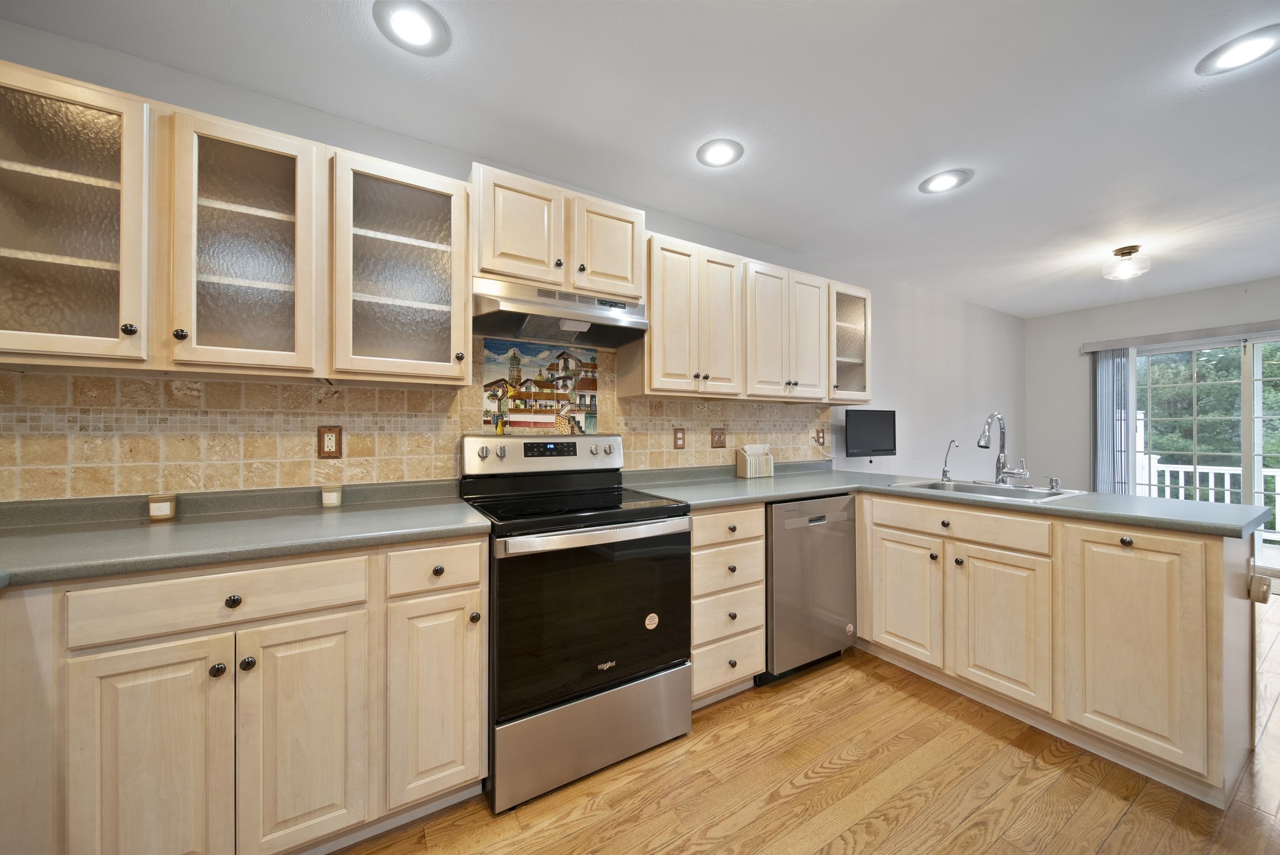 81 Pleasant Street Windham, NH 03087 - Photo 9 of 37