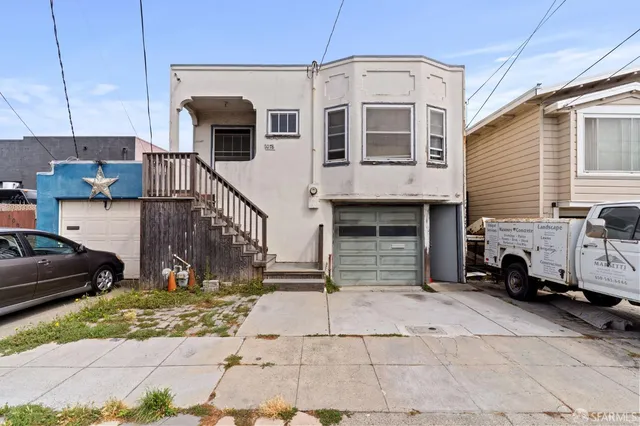 a view of a car park in front of house