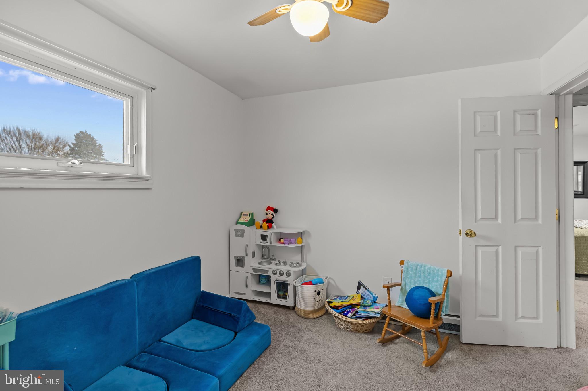 6913 River Drive Road Baltimore, MD 21219 - Photo 16 of 32 a living room with furniture and a window