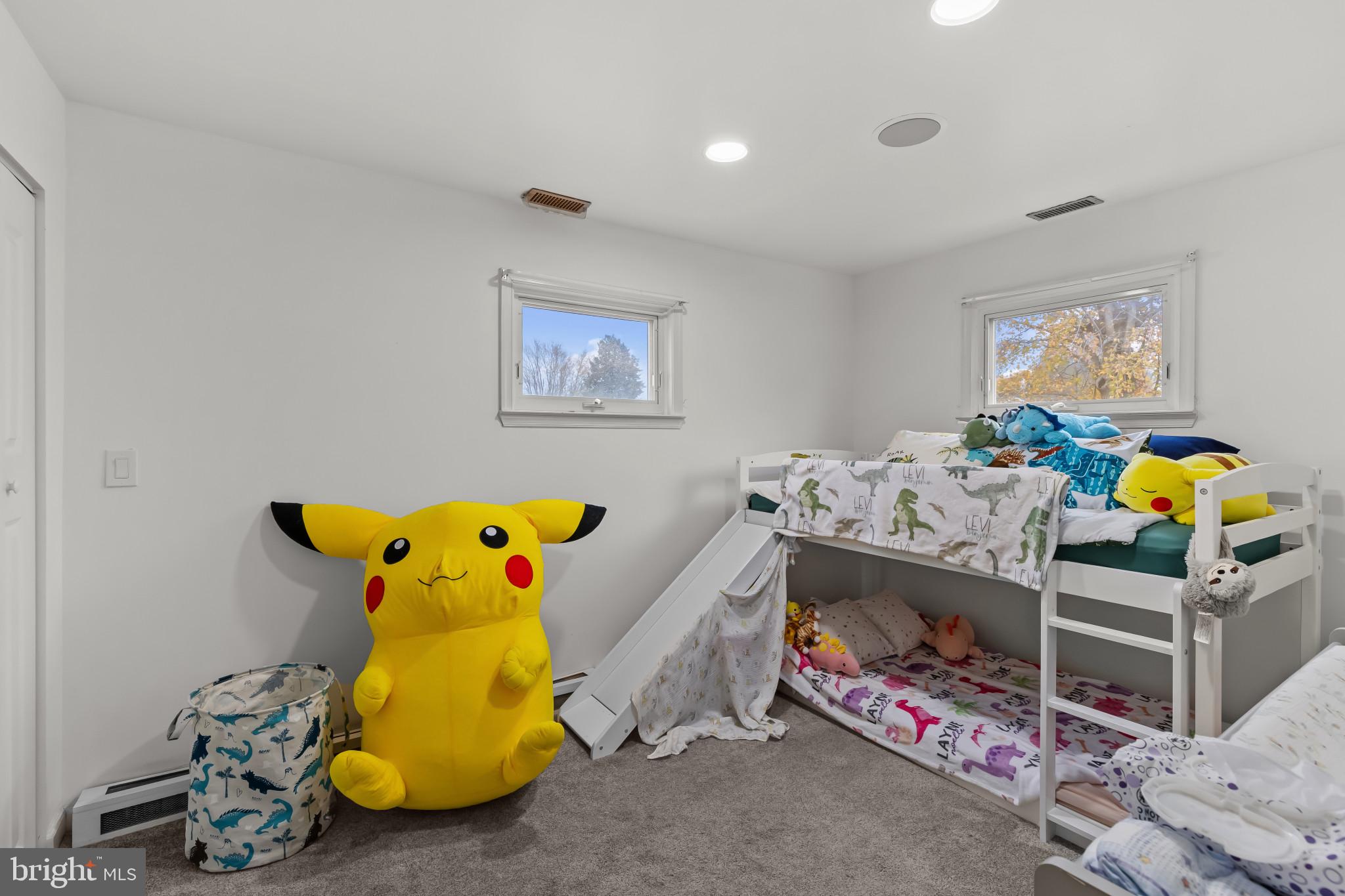 6913 River Drive Road Baltimore, MD 21219 - Photo 17 of 32 a bed room with furniture and a table