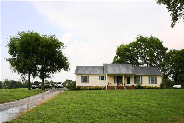547 Smith Road Bell Buckle, TN 37020 - Photo 4 of 20 a front view of a house with a garden