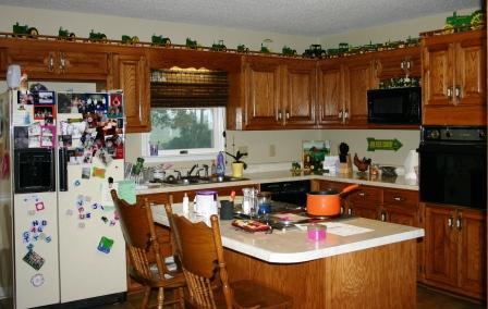 547 Smith Road Bell Buckle, TN 37020 - Photo 10 of 20 a kitchen with a stove a refrigerator and a dining table with wooden floor
