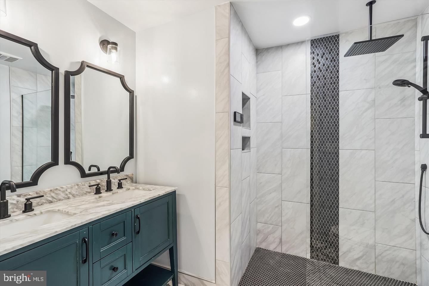 6010 Sunset Ridge Court Centreville, VA 20121 - Photo 17 of 26 primary ensuite