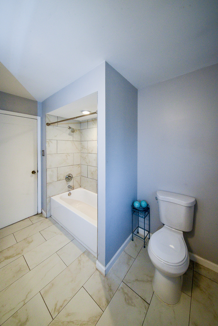 755 Cumnock Road Olympia Fields, IL 60461 - Photo 29 of 34 a bathroom with a toilet and a bathtub