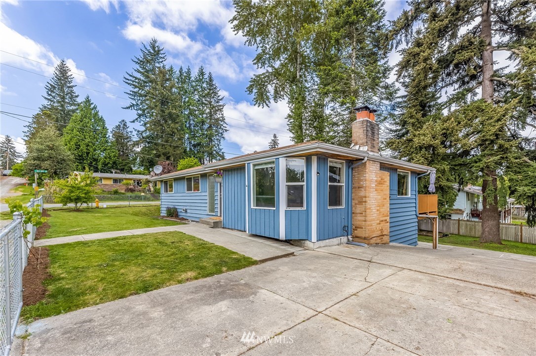 16204 Southeast 132nd Street Renton, WA 98059 - Photo 35 of 38 a front view of a house with a garden